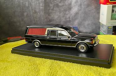 Avtomobil modelləri: Коллекционная модель Mercedes-Benz 200 W123 Hearse black 1982 Schuco — 23
