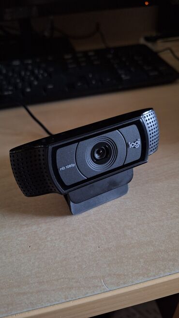 Kompüter və noutbuk aksesuarları: Logitech tərəfindən istehsal olunan bu vebkamera, yüksək keyfiyyətli
