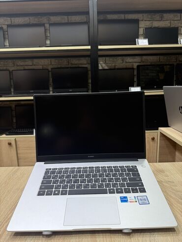 Masaüstü kompüterlər və iş stansiyaları: Intel Core i5, 8 GB, 15.6 "