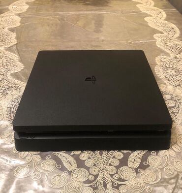 PS4 (Sony Playstation 4): Tecili satilir 500gb 1 dene disk bir dene arginal pult satilir pula