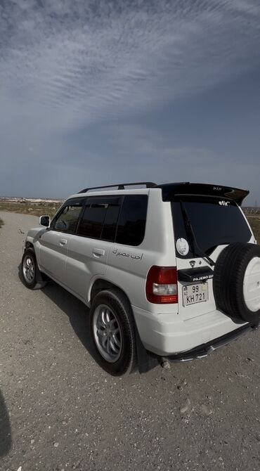 Pontiac: Mitsubishi Pajero IO (GDI) – ağ rəngli, 5 qapılı kompakt off-road SUV