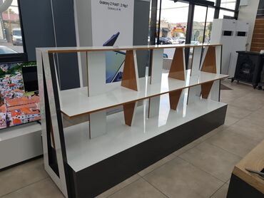 Soyuducu vitrinləri: ‼️vitrin satilir 3 ededi magazada telefon aksesuarlarinda istifade
