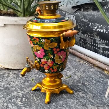 Очки: 1991-ci ildə ənənəvi üslubda hazırlanmış bu samovar, qızılı rəngdə