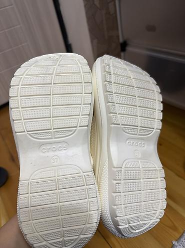 ağ sabolar: Məhsul: Crocs üslublu ağ rezin sabotlar, dekorativ Jibbitz bəzəkləri — 2