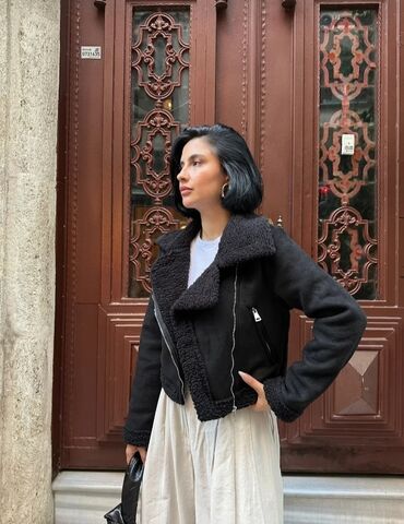 Kardiqanlar, jaketlər: Qara qısa süni xəzli gödəkçə - Rəng: qara - Model: qısa kəsim