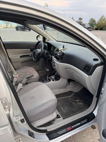 Hyundai: Hyundai Accent: 1.4 l | 2009 il Sedan — 8