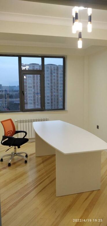 Ofislər: Nərimanov metrosuna yaxın xarici dillerer universitetinə 17 mərtəbəli — 11