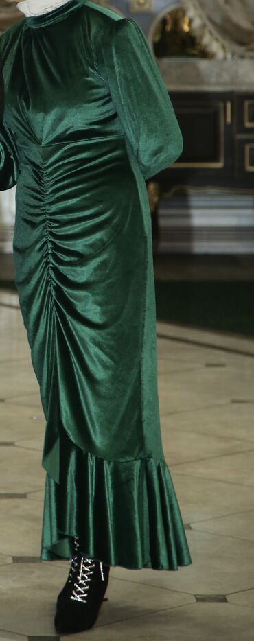 платья на узатуу: Вечернее платье, Русалка, Длинная модель, Велюр, С рукавами, XL (EU 42), 2XL (EU 44)