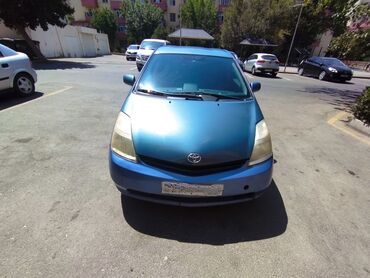 prius disk təkər: Mavi rəngli Toyota Prius avtomobili, gündəlik istifadə üçün ideal