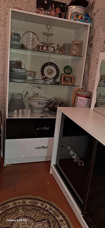 Гостиные гарнитуры: Qonaq otağı üçün vitrin və komod dəsti. Dəst ağ və qara rəng — 2