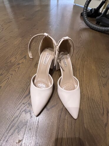 Basanoşka və səndəllər: Ölçü: 39, İşlənmiş -da lalafo.az — 4 Basanoşka və səndəllər: Ölçü: 39, İşlənmiş — 4