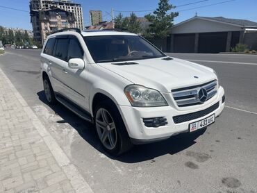 mersedes gl: Белый внедорожник Mercedes-Benz GL-класса. Автомобиль с просторным