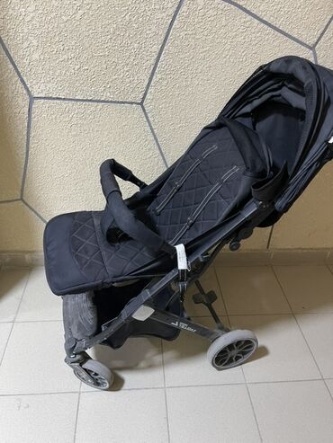 современные коляски для новорожденных: Коляска, цвет - Черный, Б/у