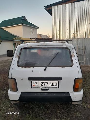 Унаа: ВАЗ (ЛАДА) 4x4 Niva: 2005 г., 1.7 л, Кол менен иштөөчү, Бензин, Жол тандабас — 2