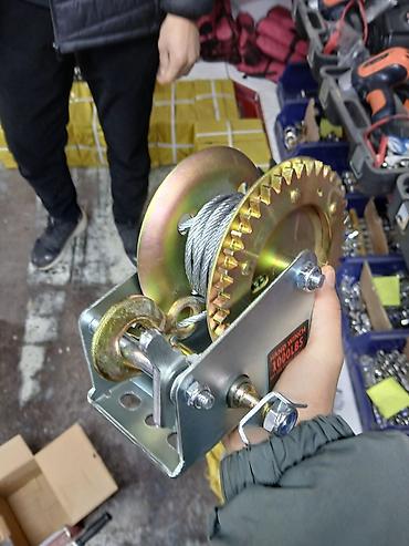 стопор: Ручная лебедка с тросом 1000 lbs (≈450 кг) Описание: - Механическая — 2