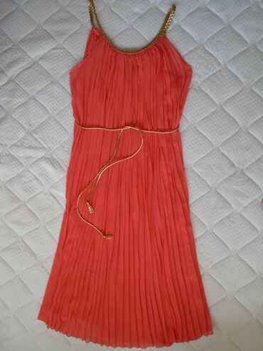 duge letnje haljine za punije dame: Duga plisirana haljina koralne boje, odgovara velicini od M do XL jer