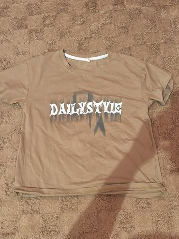 Pontiac: Qısaqol t-shirt - Rəng: bej/qəhvəyi ton - Ön hissədə iri “Dailystyle”