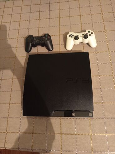 PS3 (Sony PlayStation 3): Qara rəngli PlayStation 3 oyun konsolu. Komplektə bir ədəd qara və bir