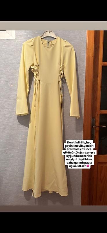 Solğun sarı rəngdə, dizayn tikmə don. Uzunqol, dairəvi yaxalı, arxadan