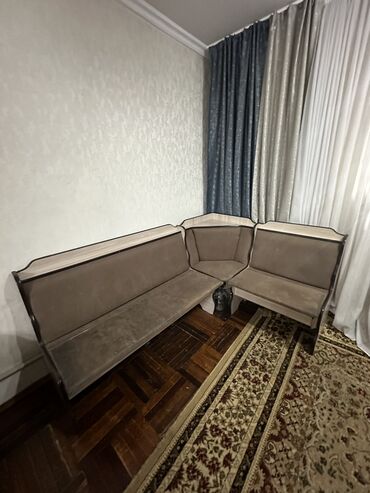 Угловые диваны: Продается кухонный уголок б/у. Требуется хим.чистка. Состояние