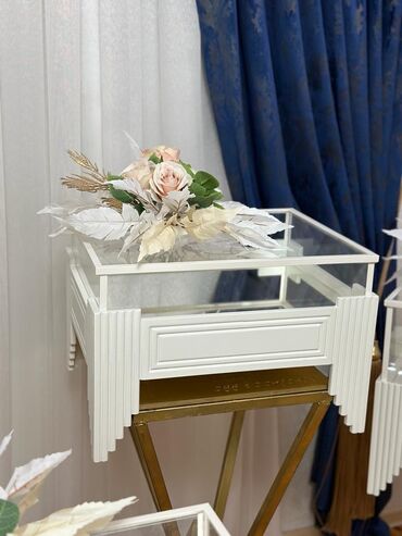 Stend vitrinləri: Ağ rəngdə qarışıq güllərlə 14 ədədli xonça dəsti satılır. Üzərində — 14