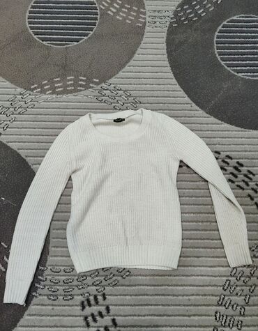вязаные свитера: Женский свитер
