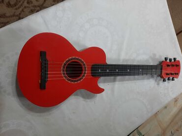 гитара в аренду: Маленькая гитара 66 смструны настоящие