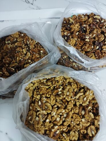 Сухофрукты, орехи, снеки: Продаю очищенные грецкие орехи,сладкие. кг 350сом
