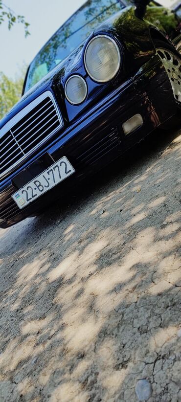 Mercedes-Benz: Mercedes-Benz E-Class: 2 l | 1997 il Sedan — 2