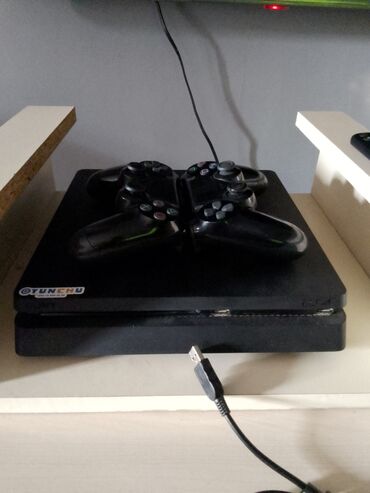Volkswagen: PlayStation 4 oyun konsolu - Model: PS4 (qara korpus, Slim tipli