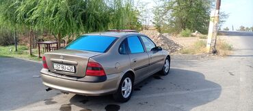 Opel: Opel Vectra: 2 l | 1996 il Sedan — 4