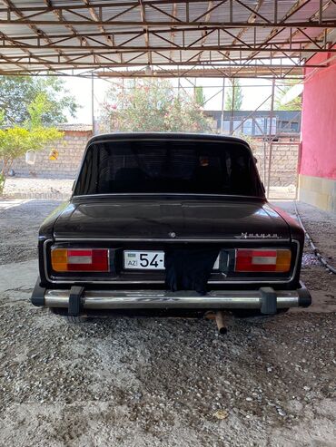 qubada ucuz avtomabiller: Bu VAZ-2106 modeli dördqapılı sedan kuzova malikdir və tünd qəhvəyi
