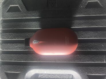 держатель для телефона: Удобный и компактный органайзер для USB-кабелей, выполненный в красном