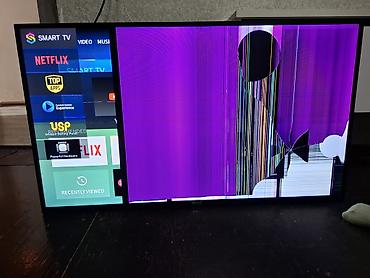 Smart TV LED televizor (təxminən 40–43 düym). Sol tərəfdə menyu