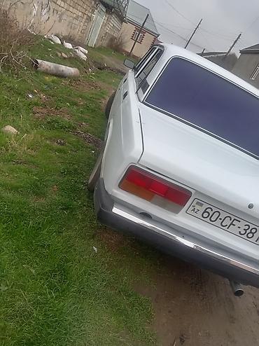 maşın vaz: VAZ 2107, ağ rəng, 4 qapılı sedan. Xüsusiyyətlər: - Mexaniki sürətlər — 5