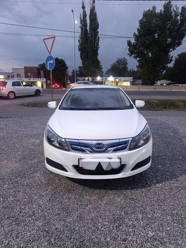 маленькая машина: Элегантный седан BYD белого цвета, оснащенный синей радиаторной