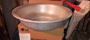 Посуда: Продам алюминиевый и эмалированный таз, диаметр каждого 45 см