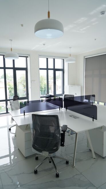 Офисы: Сдаются офисные помещения в центре города, со всеми удобствами. Тел. — 9