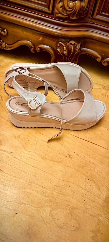 женские слипоны на высокой подошве: Bej rəngli qadın sandal – platformalı - Model: Klasika (daxili loqo