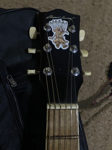 Гитары: На гитаре есть царапины и наклейки,хорошо звучит,струны хорошие — 4