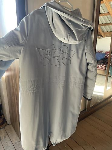 kurtkalar 2024: Açıq boz rəngli uzun qadın gödəkçəsi/parka. Model kapüşonludur və dizə — 2