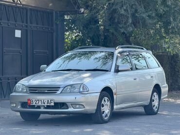 кофр на крышу автомобиля: Универсал Toyota Caldina серебристого цвета, оборудованный рейлингами