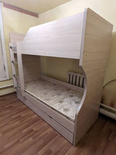 двухъярусная кровать и письменный стол: Двухъярусная кровать