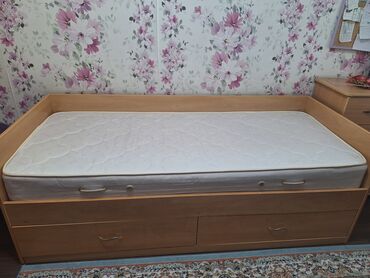 Односпальные кровати: Деревянная кровать-тахта с выдвижными ящиками. Односпальная модель из