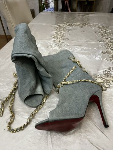 cins pencekler instagram: Qadın botları – denim materialdan, itiuclu burun və yüksək nazik