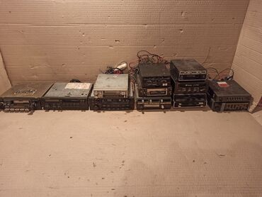 duksevi za menjac: Stari autoradio-kasetofoni i pojačala (2kom). Sve je u neispitanom