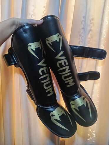 8 класс физика китеби: Пара черных защитных щитков Venum для голени и стопы. Имеют золотистый