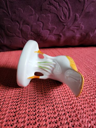 Ostali kućni dekor: Figura nova porcelanska 70te. Visina. 7cm. Duzina. 11,5cm — 10