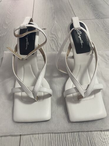 бут кимдер: Босоножкалар, 36, Corso Como, Жаңы, түсү - Ак, Өзү алып кетүү