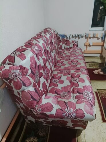 поддон диван: Диван-кровать, цвет - Розовый, Б/у